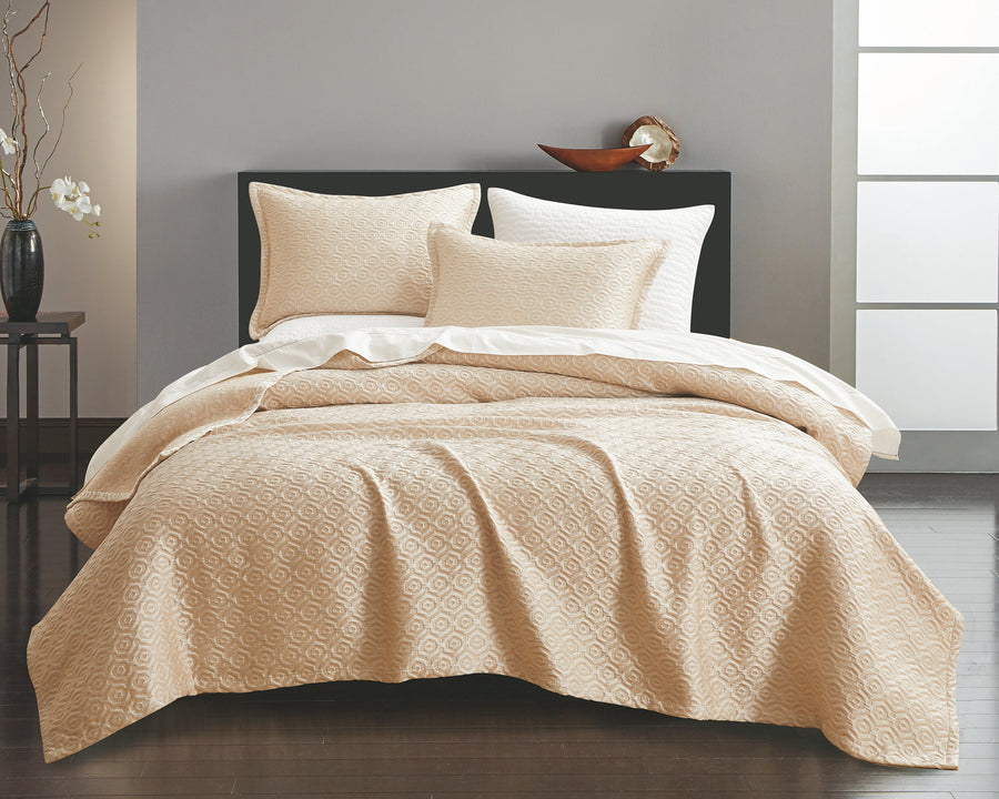 Studio 16, Toronto - Nue Honeycomb Luxe matelassé 3-Piece Coverlet Set with Flange – Ivory, Gold and Silver