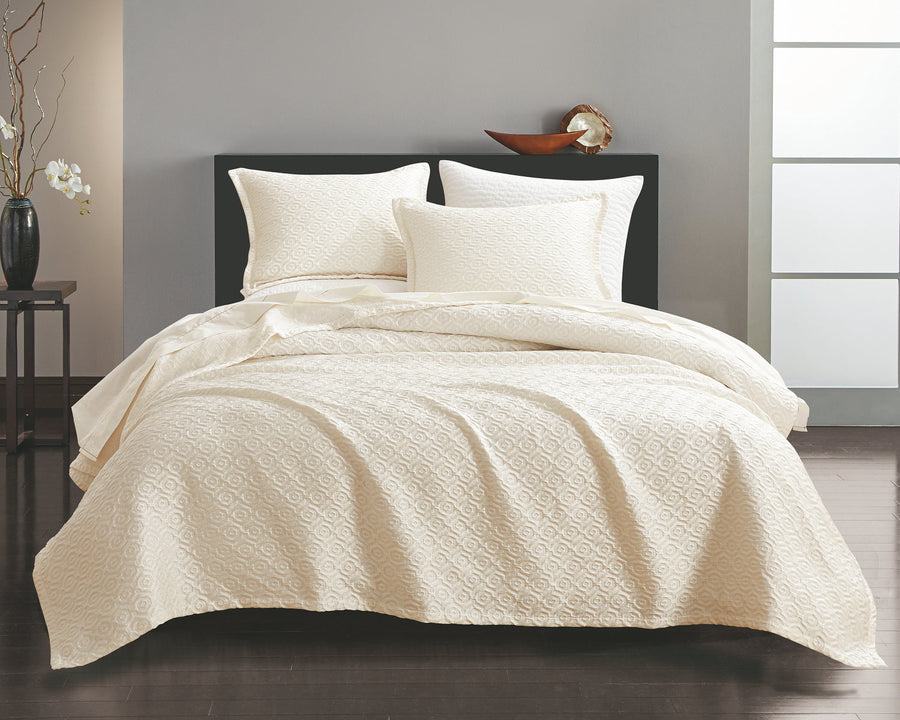 Studio 16, Toronto - Nue Honeycomb Luxe matelassé 3-Piece Coverlet Set with Flange – Ivory, Gold and Silver