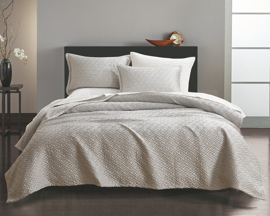 Studio 16, Toronto - Nue Honeycomb Luxe matelassé 3-Piece Coverlet Set with Flange – Ivory, Gold and Silver