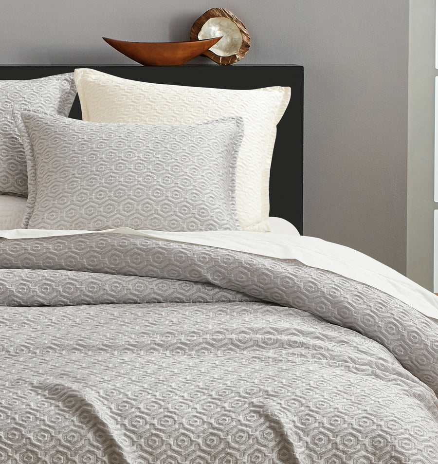 Studio 16, Toronto - Nue Honeycomb Luxe matelassé 3-Piece Coverlet Set with Flange – Ivory, Gold and Silver