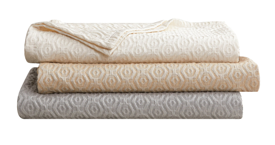 Studio 16, Toronto - Nue Honeycomb Luxe matelassé 3-Piece Coverlet Set with Flange – Ivory, Gold and Silver